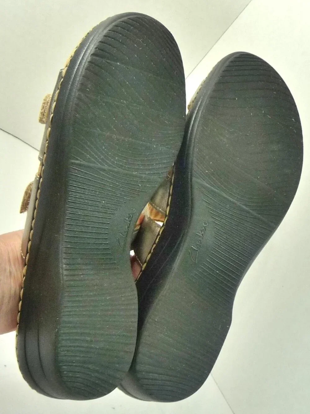 CLARKS SIZE 8 GOLD SLIDE SANDALS